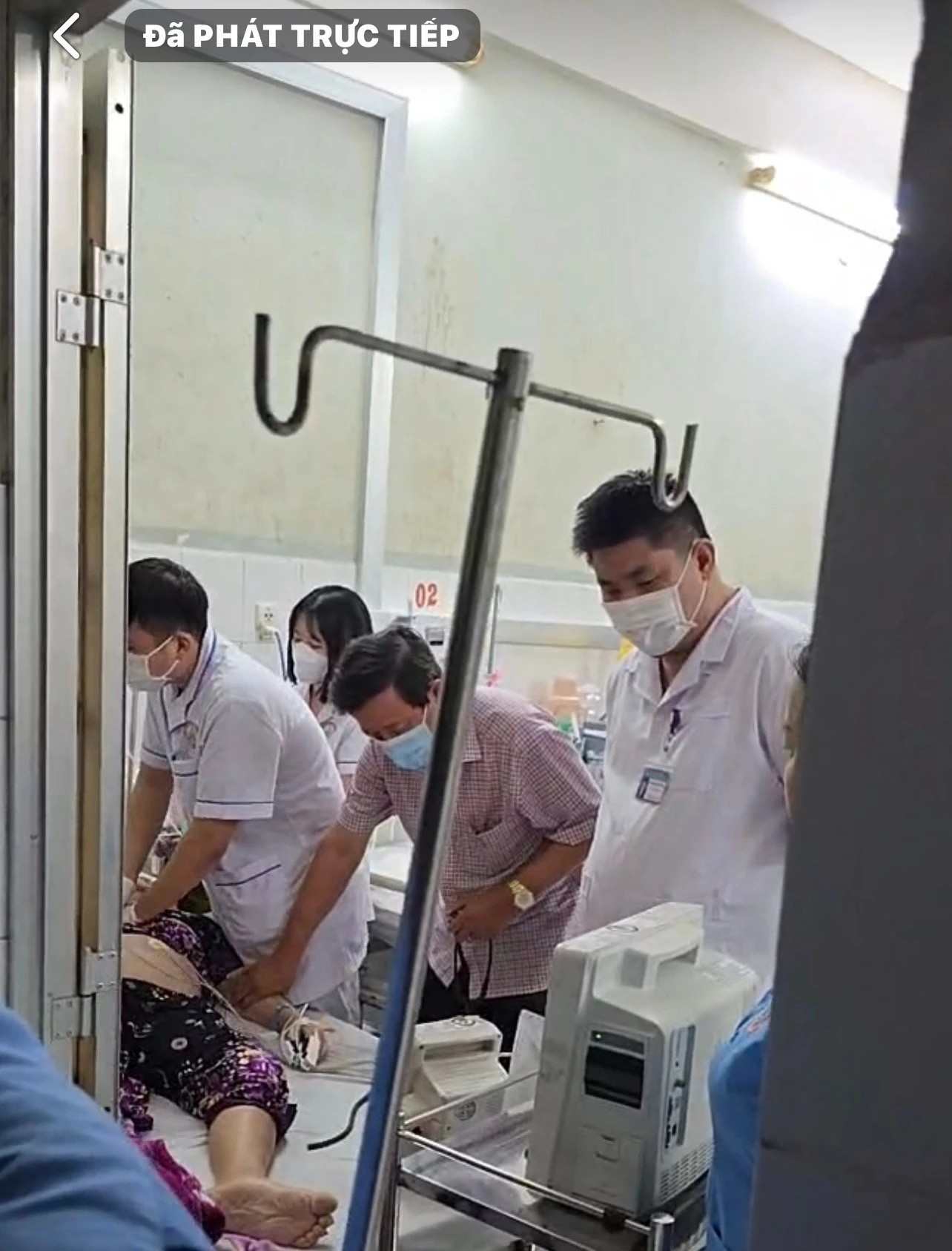 Hình ảnh mọt tài khoản livestream cảnh Bác sĩ cấp cứu bệnh nhân tại Bệnh viện Đa khoa Cà Mau. Ảnh: Cắt từ clip.