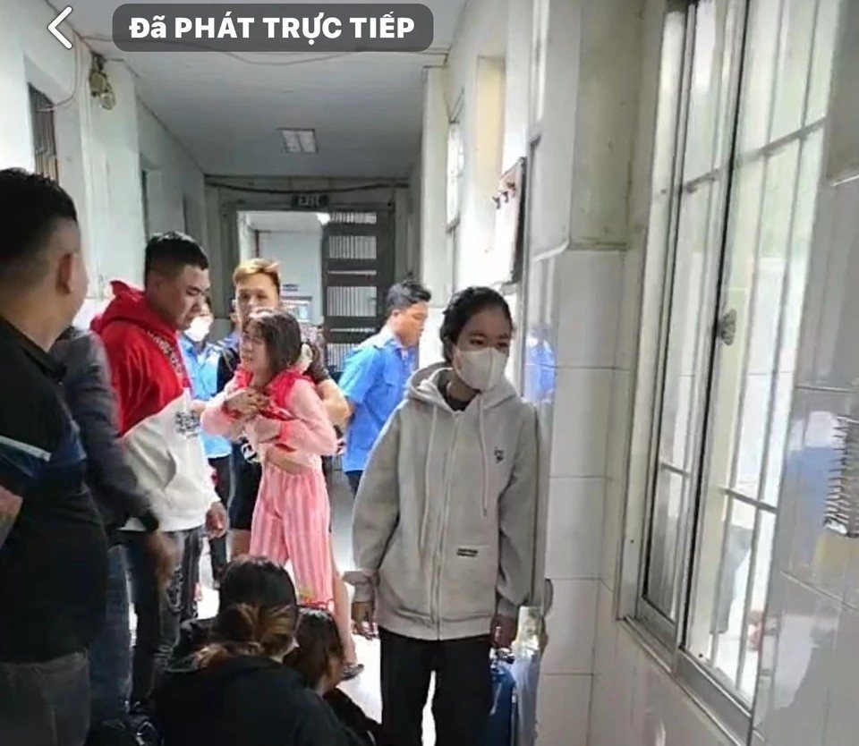 까마우 종합병원에서 사망한 환자의 모습, 가족들이 라이브 스트리밍. 사진: 클립에서 캡처