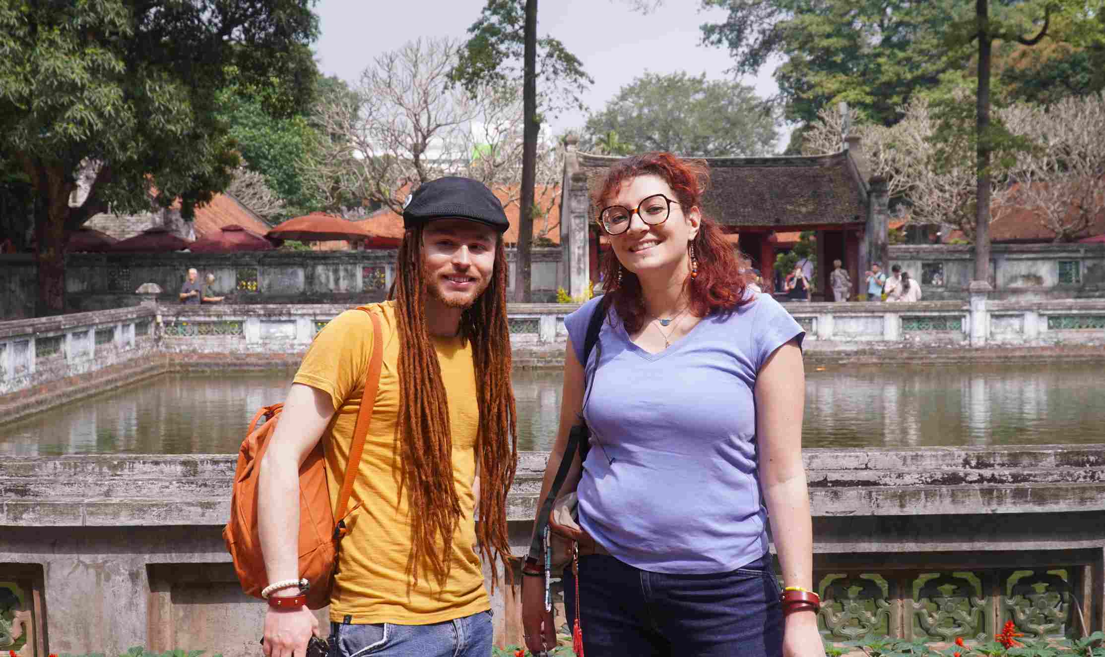 Anh Niko và chị Luci thích thú không khí xuân tại Văn Miếu. Ảnh: Minh Vũ