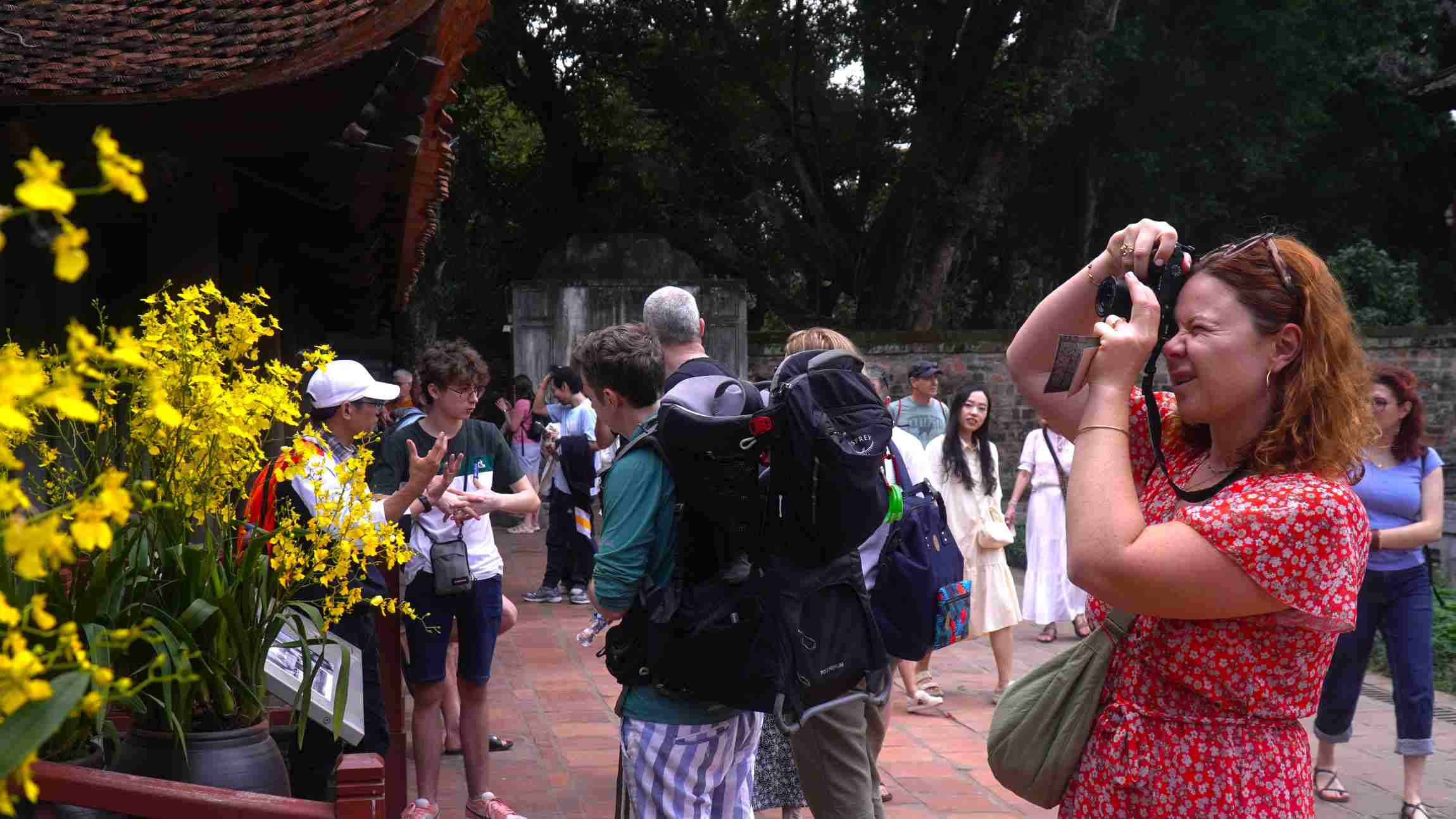 Du khách nước ngoài thích thú ghi lại khoảnh khắc Tết Việt giữa không gian cổ kính. Ảnh: Minh Vũ