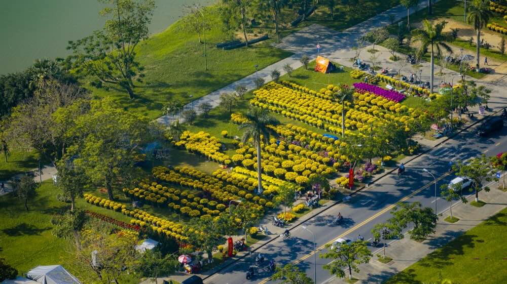 Hội hoa xuân năm nay không chỉ làm đẹp cảnh quan đô thị mà còn khơi dậy niềm tự hào về văn hóa truyền thống của người dân Cố đô. Sự kết hợp giữa linh vật biểu trưng và các tiểu cảnh hoa tạo nên không gian nghệ thuật sinh động, hài hòa giữa nét hiện đại và chiều sâu di sản. Người dân, du khách đến thưởng hoa, chụp ảnh, tận hưởng không khí sum vầy đầu năm. Từ hai bờ sông Hương đến khuôn viên Đại nội, sắc xuân lan tỏa, gửi gắm kỳ vọng về một năm mới đổi mới và phát triển.