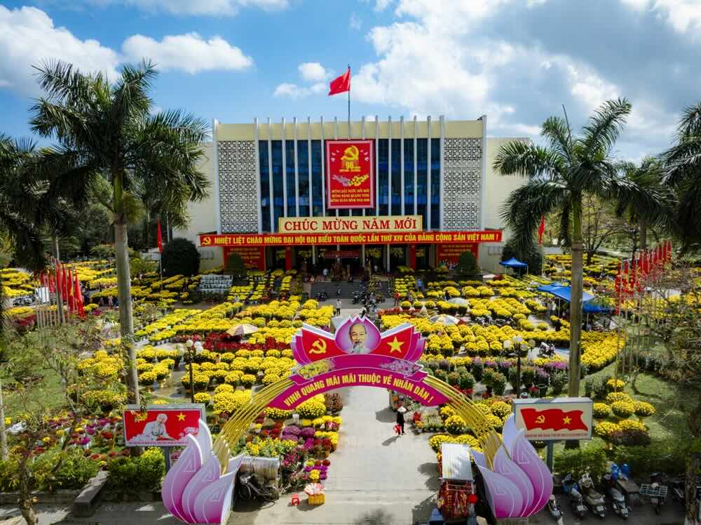 Những ngày cuối tháng Chạp năm nay, thời tiết khá thuận lợi với nắng nhẹ, khô ráo, tạo điều kiện lý tưởng để người dân du xuân. Không gian công viên hai bờ sông Hương và các khuôn viên trong Đại nội trở thành những “vườn hoa xuân” rực rỡ, thu hút đông đảo người dân cùng du khách quốc tế.