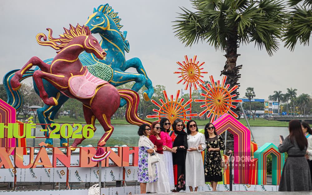 Không chỉ tạo nên cảnh quan tươi mới cho đô thị, những không gian này còn trở thành điểm hẹn du xuân, chụp ảnh và thưởng ngoạn của người dân lẫn du khách trong và ngoài nước.