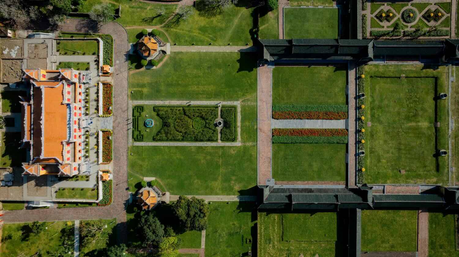 Từ hai bờ sông Hương thơ mộng đến các khuôn viên Đại nội cổ kính, đâu đâu cũng ngập tràn sắc hoa và linh vật đậm tinh thần văn hóa truyền thống.