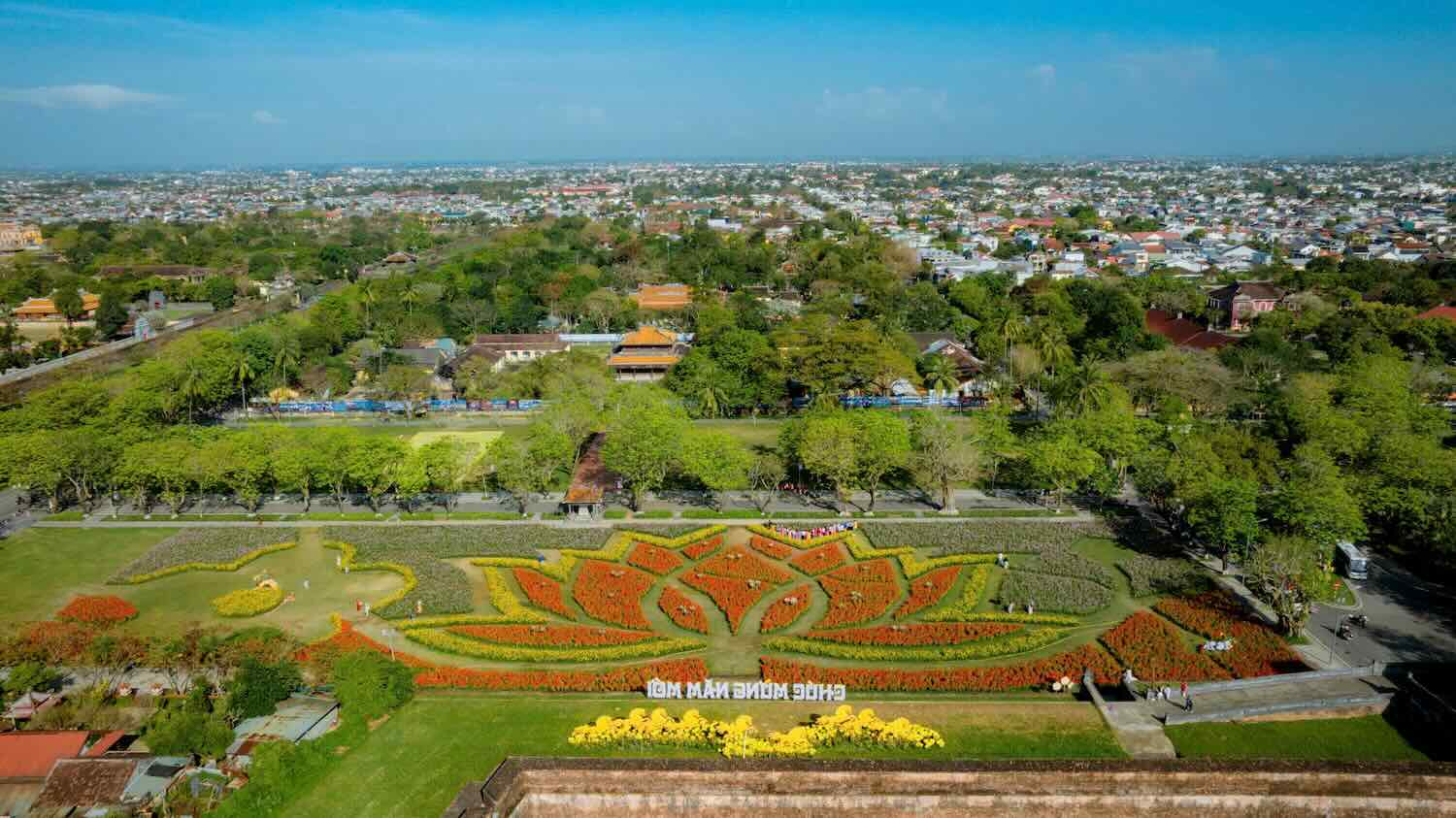 Ngoài khu vực hai bờ sông Hương, không gian hoa xuân còn lan tỏa vào các khuôn viên bên trong Đại nội, tạo nên sự kết nối hài hòa giữa cảnh quan đô thị và di sản. Tại sân Hàm Nghi trước di tích Quốc Tử Giám, hơn 55.000 chậu hoa được sắp xếp thành hình hoa sen khổng lồ, biểu tượng của sự thanh cao và tinh khiết.