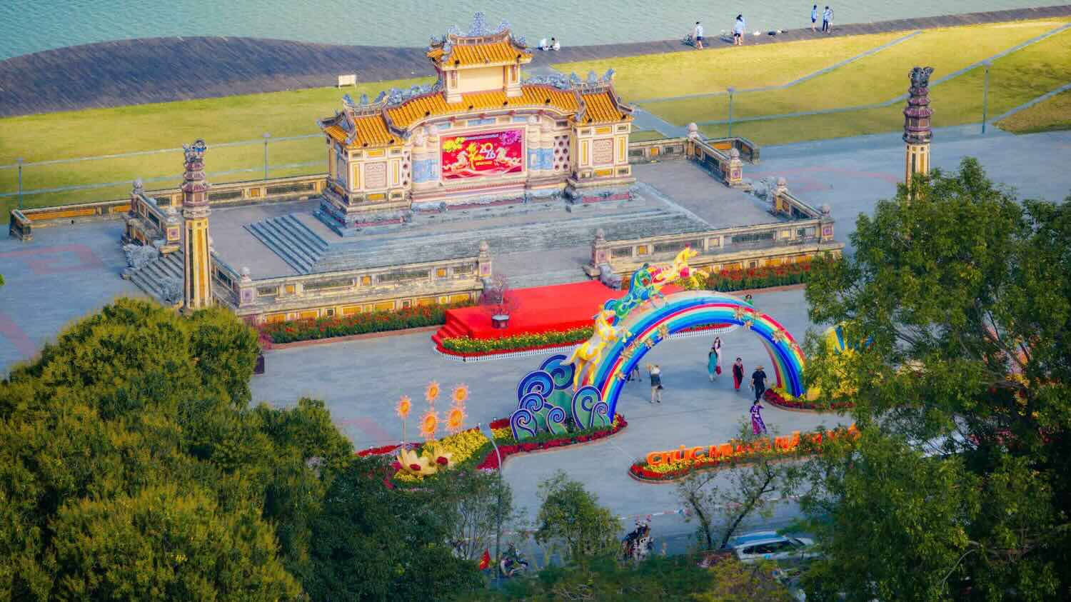 Một điểm nhấn khác tại bờ nam là cổng chào xuân với hình tượng đàn ngựa vươn mình vượt cổng. Ba chú ngựa tung vó biểu trưng cho tam phúc Phúc - Lộc - Thọ, đồng thời mang thông điệp “Mã đáo thành công”, gửi gắm kỳ vọng về một năm mới khởi sắc và thịnh vượng.