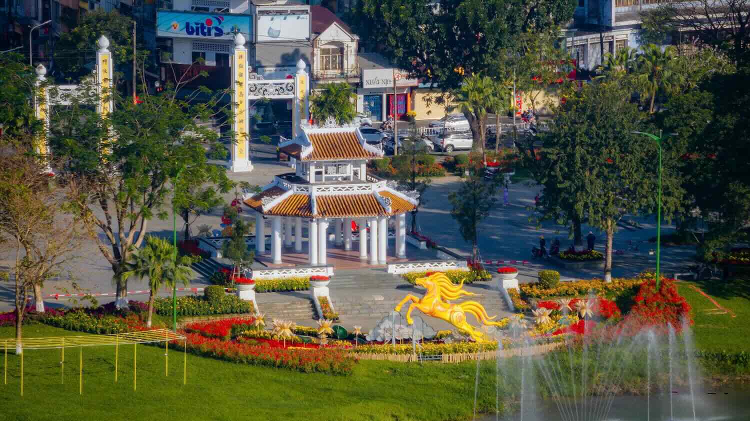 Bên bờ bắc sông Hương, linh vật ngựa vàng trong tư thế “phi thiên” được đặt bên dòng sông, lấy cảm hứng từ hình tượng Ngựa Gióng và Long Mã trong văn hóa truyền thống.