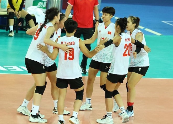 Young Vietnamese volleyball players will have to participate in the qualifying round to compete for tickets to participate in the 2026 AFC U18 Championship. Photo: VFV