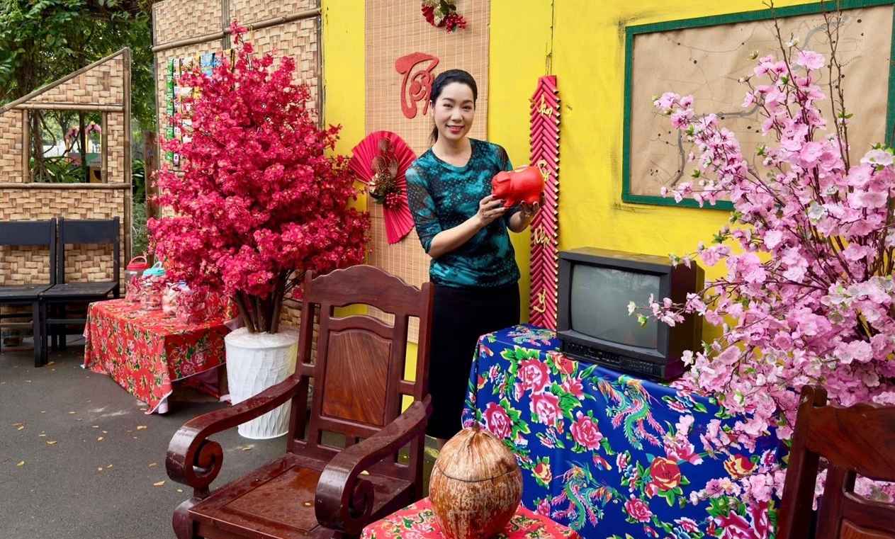 La Artista Popular Trịnh Kim Chi decora el espacio Tet en la villa. Foto: Artista proporcionada.