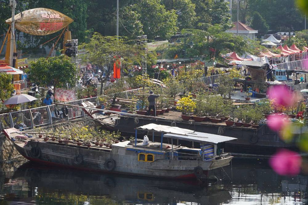 Ghe thuyền chở đầy hoa xuân neo dọc bến Bình Đông, tạo nên khung cảnh rực rỡ ngày giáp Tết.