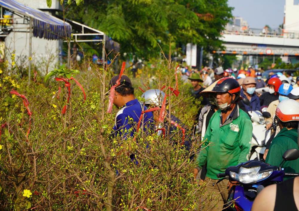 Không khí mua sắm nhộn nhịp tại chợ hoa “Trên bến dưới thuyền” ngày 15.2 (28 tháng Chạp).