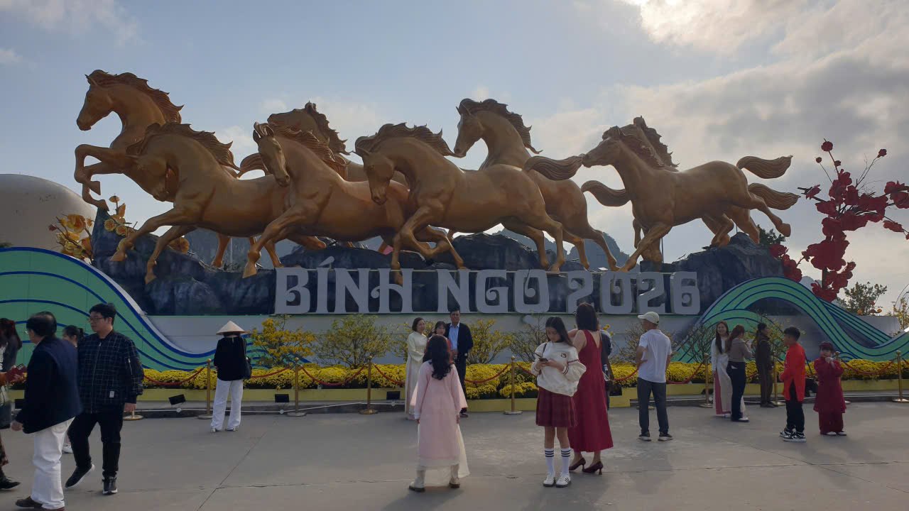 Cụm “Bát mã” là 1 trong những điểm nhấn nổi bật của Đại lộ hoa. Ảnh: Nguyễn Hùng