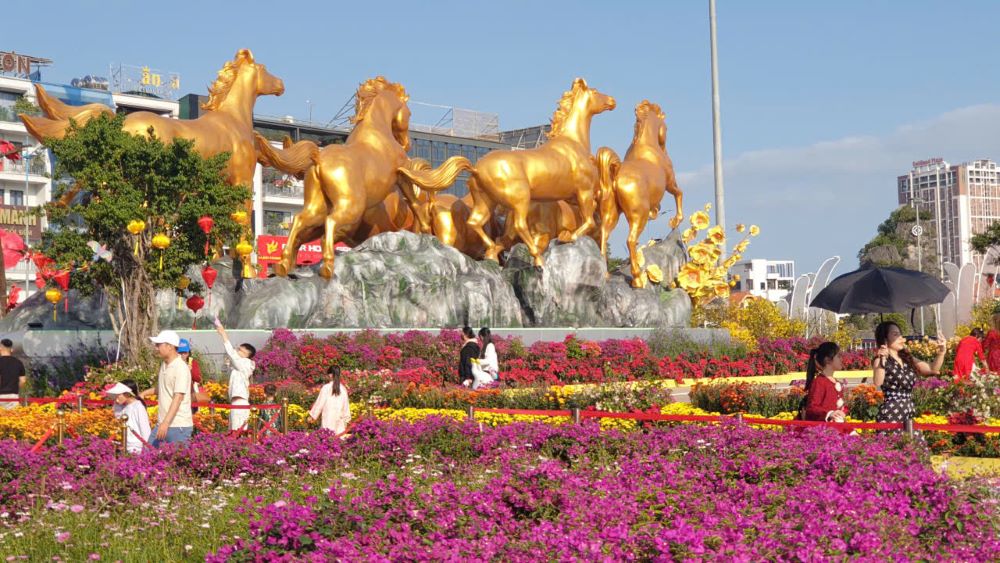 Cụm “Bát mã” luôn có đông đảo du khách và người dân chụp ảnh. Ảnh: Nguyễn Hùng