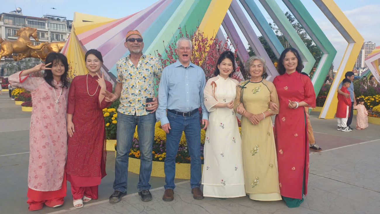 Hai du khách Mỹ trong ngày đầu tiên đến Hạ Long, khi đang đi xe máy qua ghé vào tham quan và thích thú chụp ảnh cùng người dân. Ảnh: Nguyễn Hùng