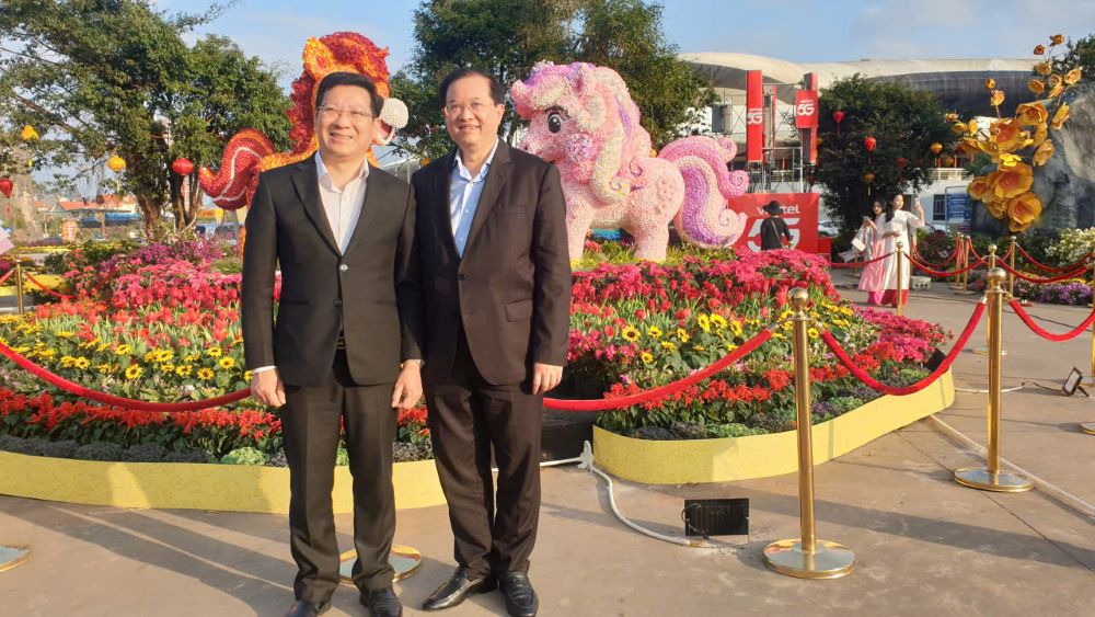 Thứ trưởng Bộ VHTTDL Tạ Quang Đông (bên phải) và Giám đốc Sở VHTTDL Quảng Ninh Nguyễn Việt Dũng tại lễ khai mạc Đại lộ hoa. Ảnh: Nguyễn Hùng