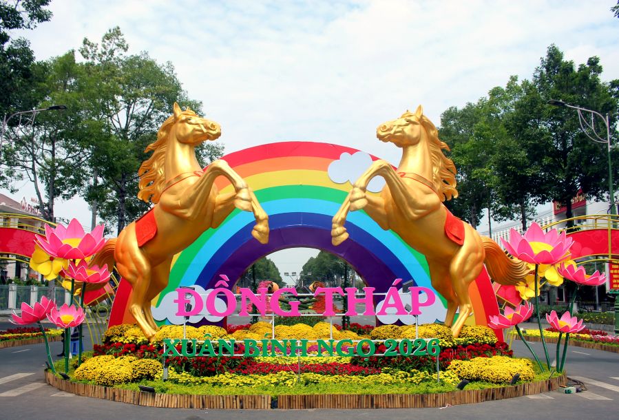 Linh vật song mã màu xanh tọa lạc ngay cổng chính dẫn vào đường hoa Xuân. Ảnh: Thanh Mai