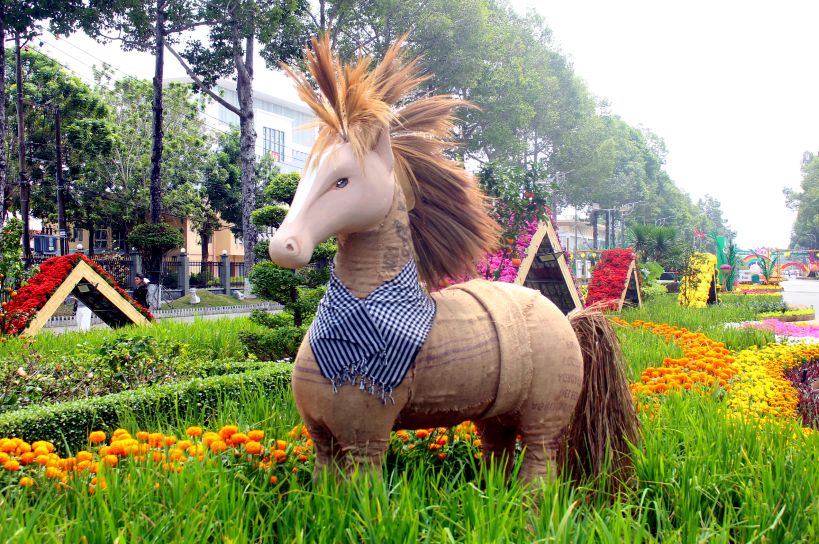 Linh vật ngựa được tạo hình từ vật liệu bản địa. Ảnh: Thanh Mai