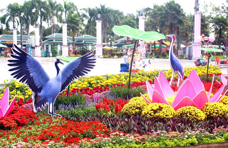 Đường hoa Xuân Bính Ngọ tại Cao Lãnh vẫn hiện diện 2 biểu tượng hãnh diện địa phương là sen và sếu. Ảnh: Thanh Mai