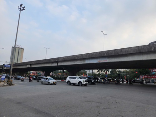 Đường Nguyễn Xiển thông thoáng chiều 28 Tết. Ảnh: Minh Hạnh 