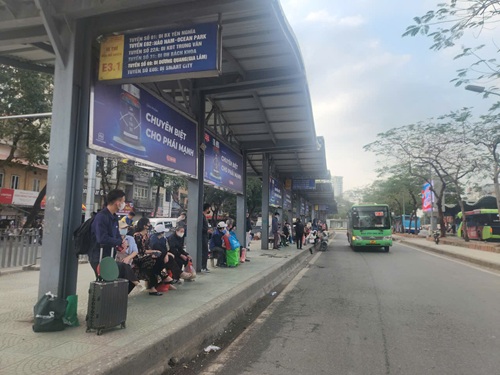 Người dân thong thả chờ xe buýt tại khu vực đường Trần Nhật Duật. Ảnh: Minh Hạnh 