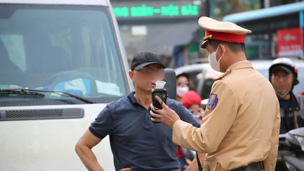 CSGT Công an TP Hà Nội kiểm tra nồng độ cồn. Ảnh: CAHN