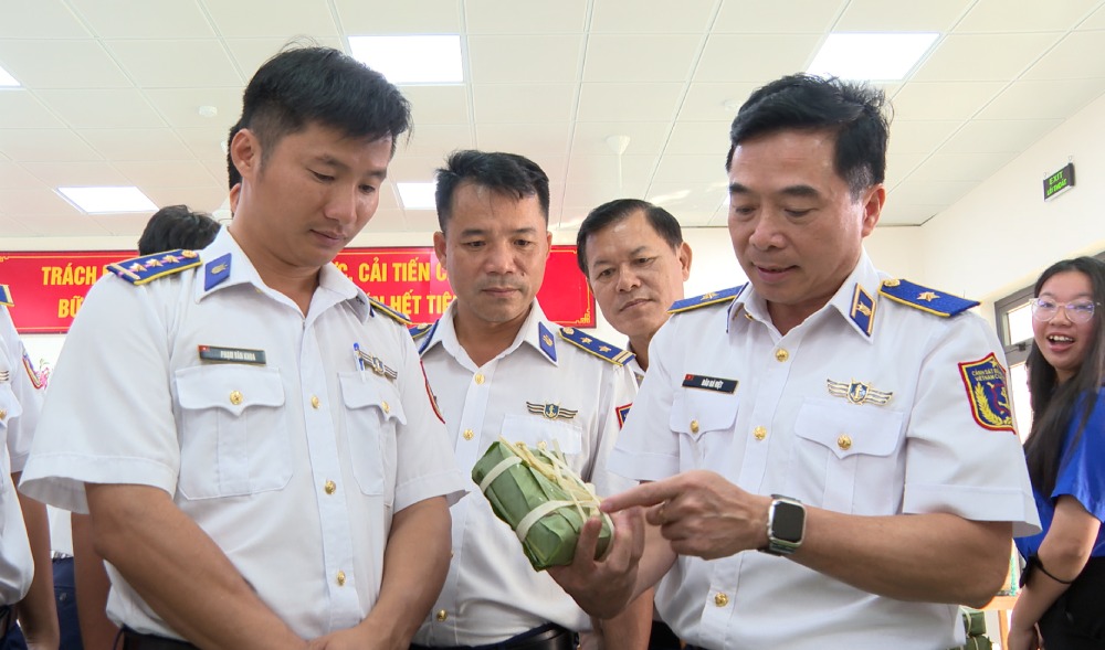 다오바비엣 소장(오른쪽) - 해안 경비대 4구역 사령관이 반을 포장하는 간부와 군인들을 격려하고 있습니다. 사진: 남프엉