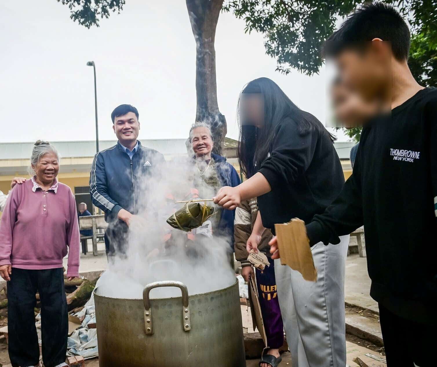 Trung tâm Bảo trợ xã hội Hà Nam cơ sở 2, tổ chức gói 100 chiếc bánh chưng để đón Tết. Ảnh: Diệu Anh