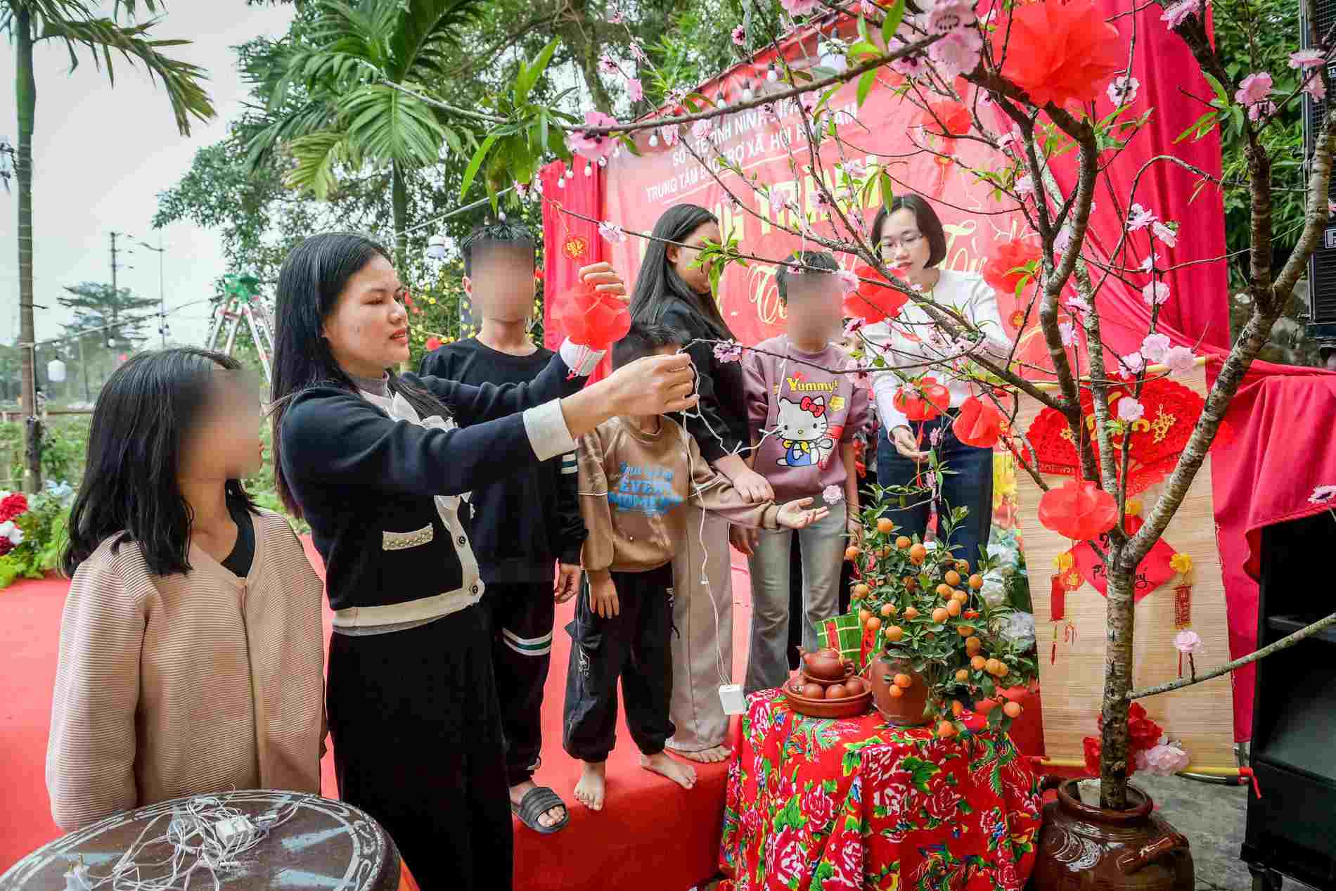 Trang trí không gian Tết cổ truyền của dân tộc tại Trung tâm Bảo trợ xã hội Hà Nam cơ sở 2. Ảnh: Diệu Anh
