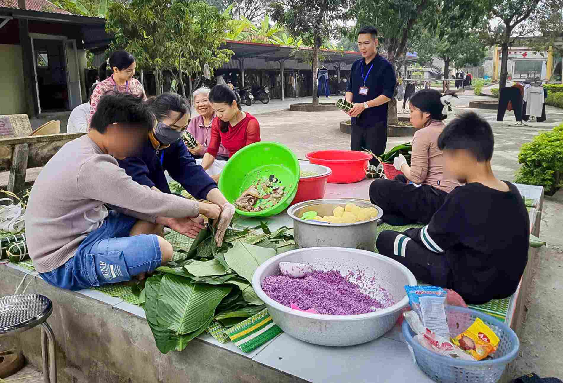 Ha Nam Social Protection Center facility 2 (Ly Thuong Kiet ward, Ninh Binh province) organizes Chung cake wrapping and decorates space to welcome Tet. Photo: Dieu Anh