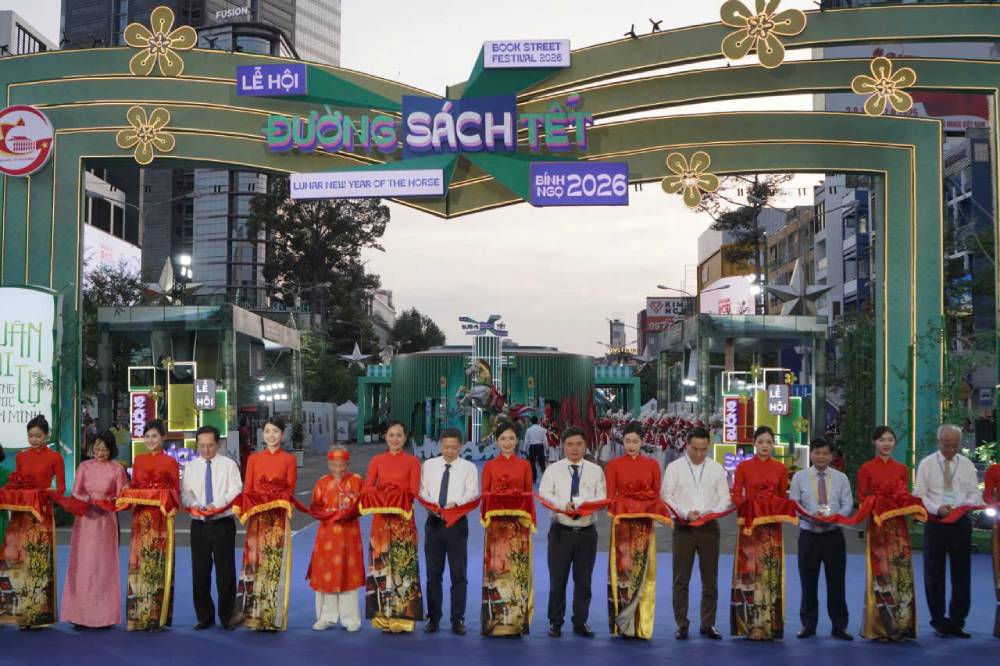 Các lãnh đạo cắt băng khai mạc Lễ hội Đường sách Tết Bính Ngọ 2026
