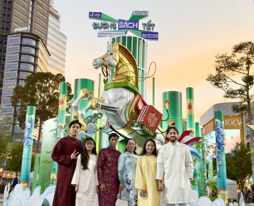 Binh Ngo Tet Book Street 2026 attracts many people to travel in spring and read books. Photo: Mai Anh