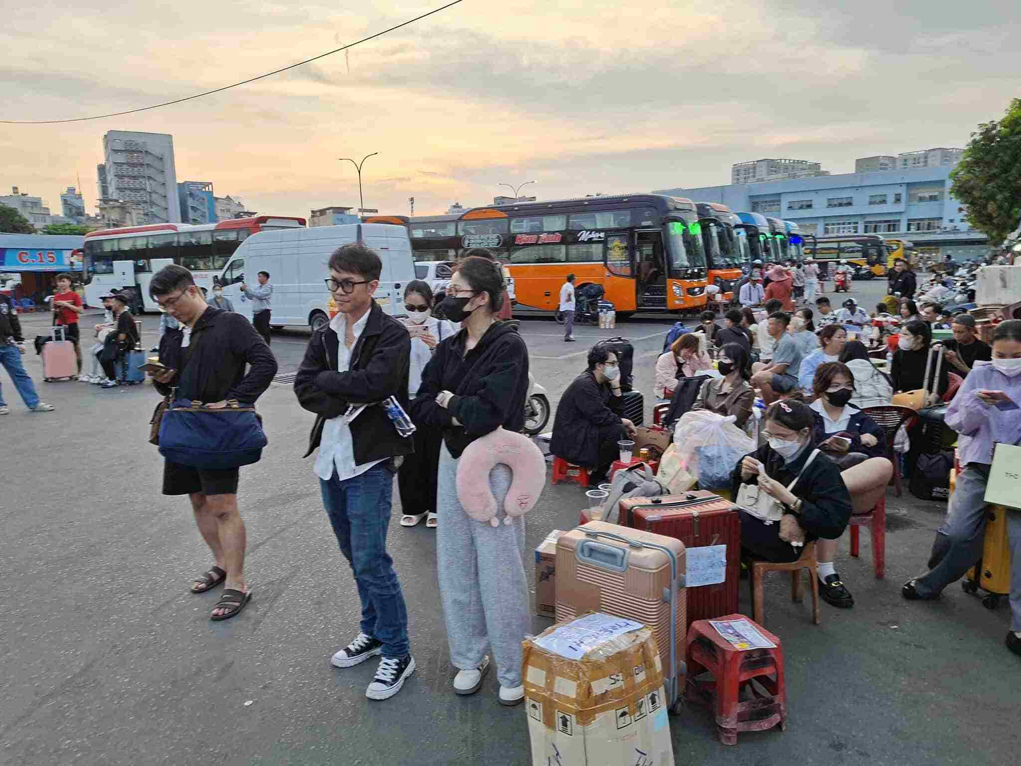 Hành khách ngồi chờ lên xe về quê đón Tết.  Ảnh: Minh Quân