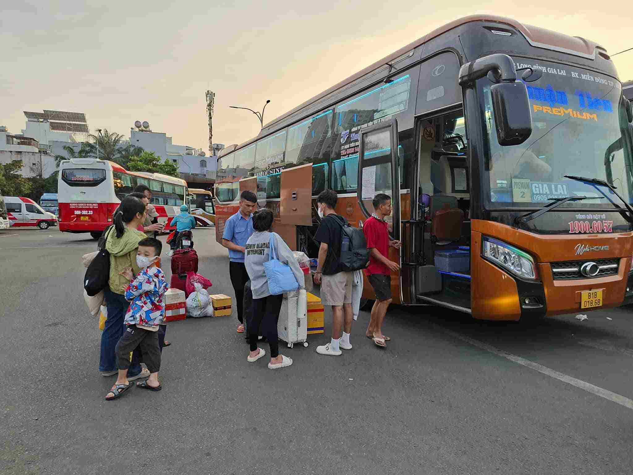 Hành khách xếp hàng chờ lên xe.  Ảnh: Minh Quân