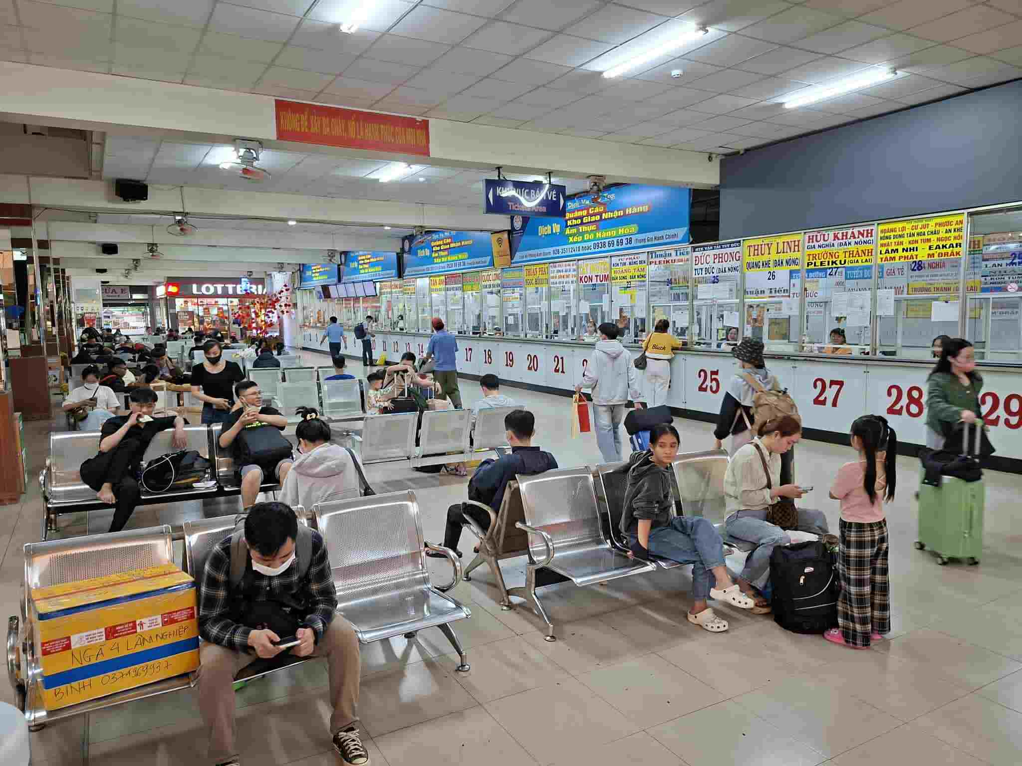 Bên trong khu vực bán vé và nhà chờ ở Bến xe Miền Đông.  Ảnh: Minh Quân