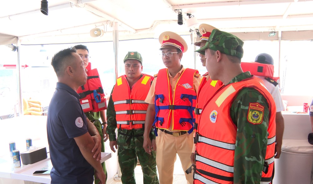 Functional forces control waterway traffic, ensuring order and safety for tourist ships carrying tourists to visit the islands in Phu Quoc. Photo: Nam Phuong