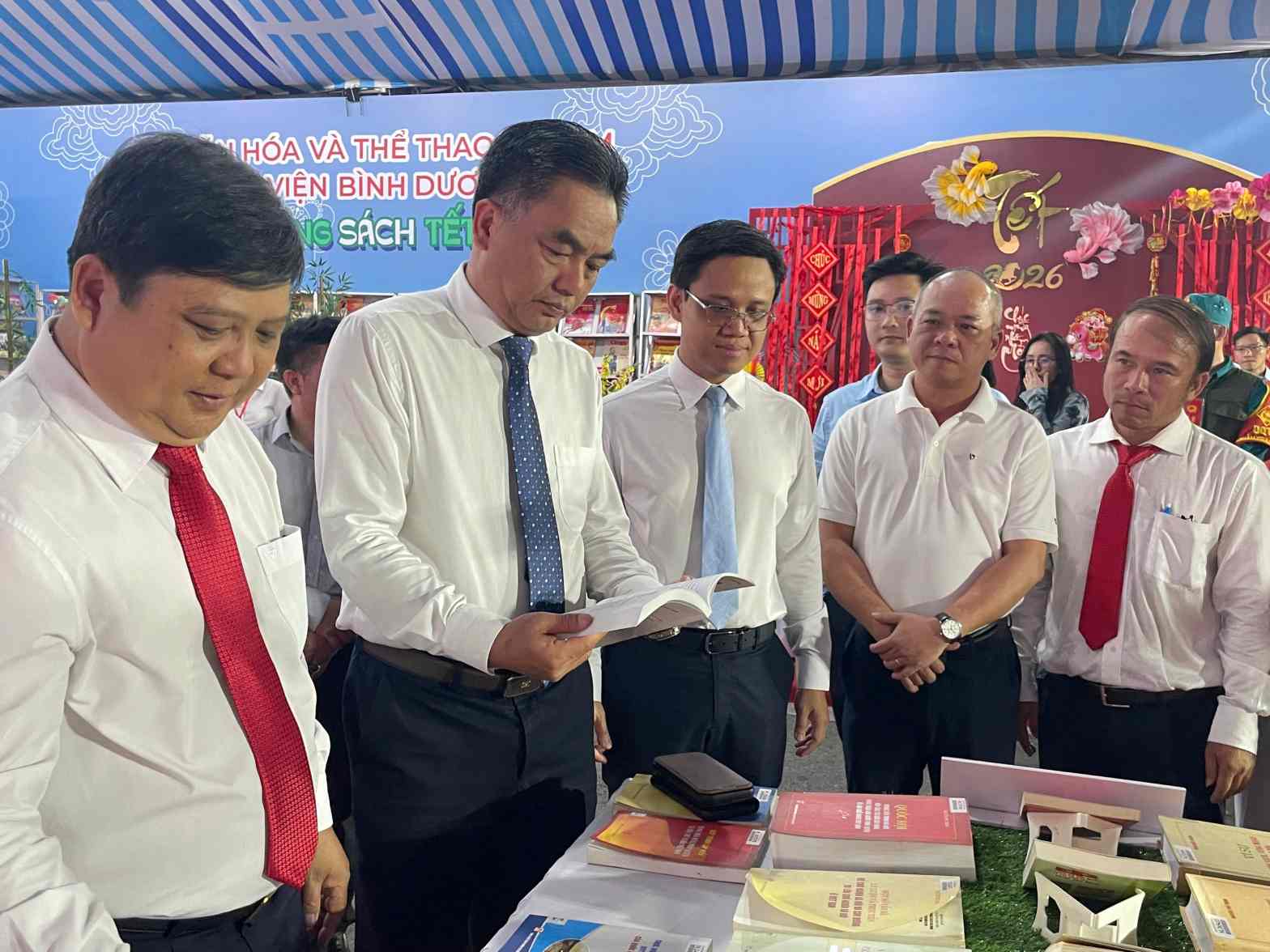 Đại biểu thăm quan không gian sách. Ảnh: Đình Trọng