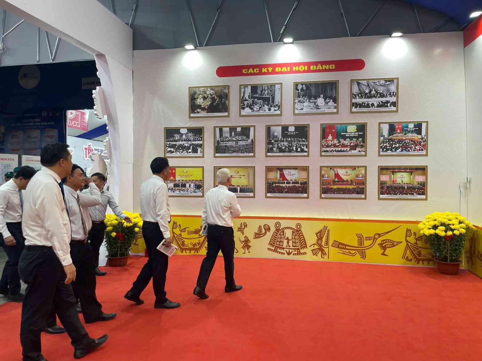 Đại biểu thăm quan khu triển lãm ảnh về các thời kỳ Đại hội Đảng. Ảnh: Đình Trọng