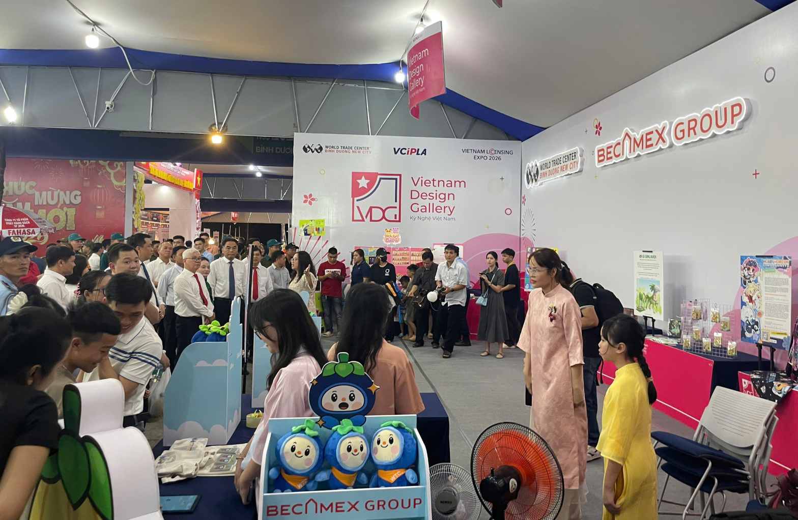 Đại biểu thăm quan không gian triển lãm công nghiệp. Ảnh: Đình Trọng