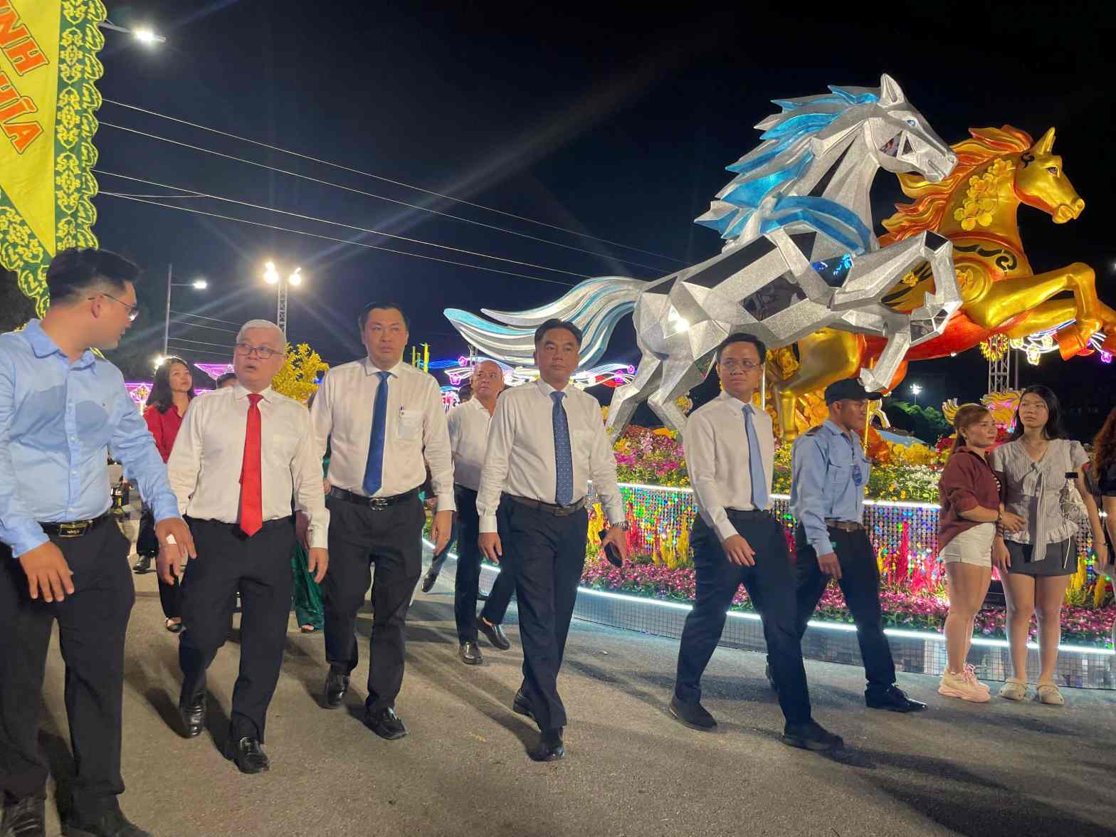 빈즈엉동에서 책 거리와 봄꽃 거리 개막. 사진: 딘쫑