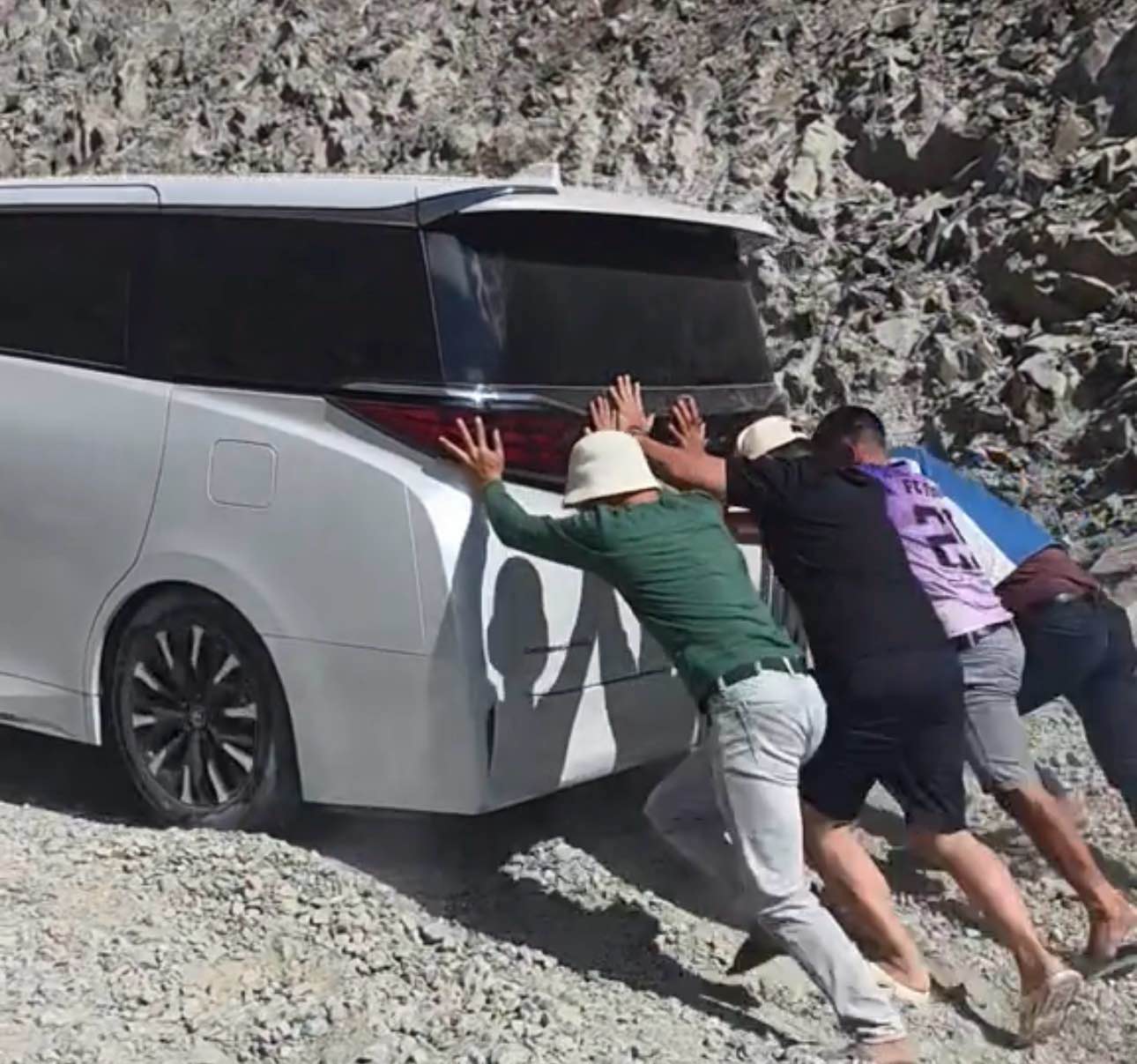 Các tài xế hỗ trợ đẩy xe qua vị trí trượt bánh. Ảnh: Phạm Duy 