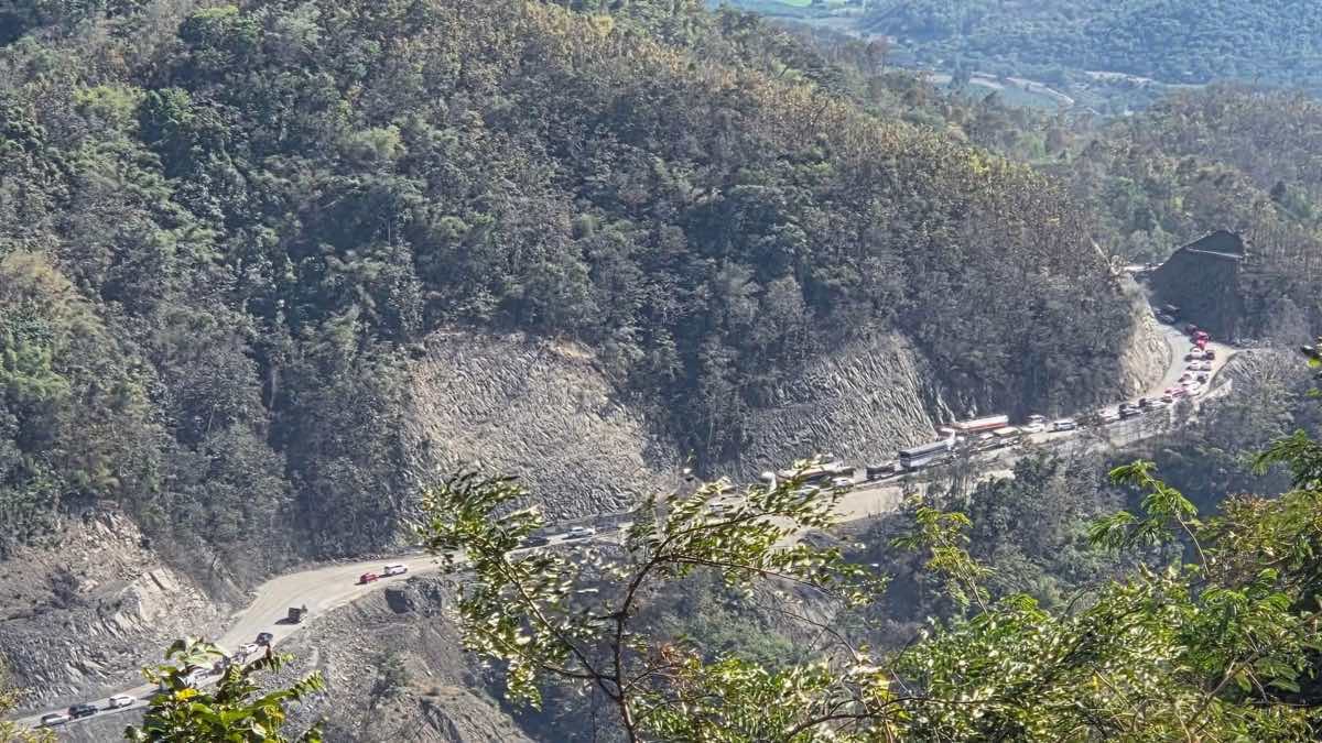 Ô tô xếp hàng dài trên đèo Đại Ninh. Ảnh: Duy Tuấn 