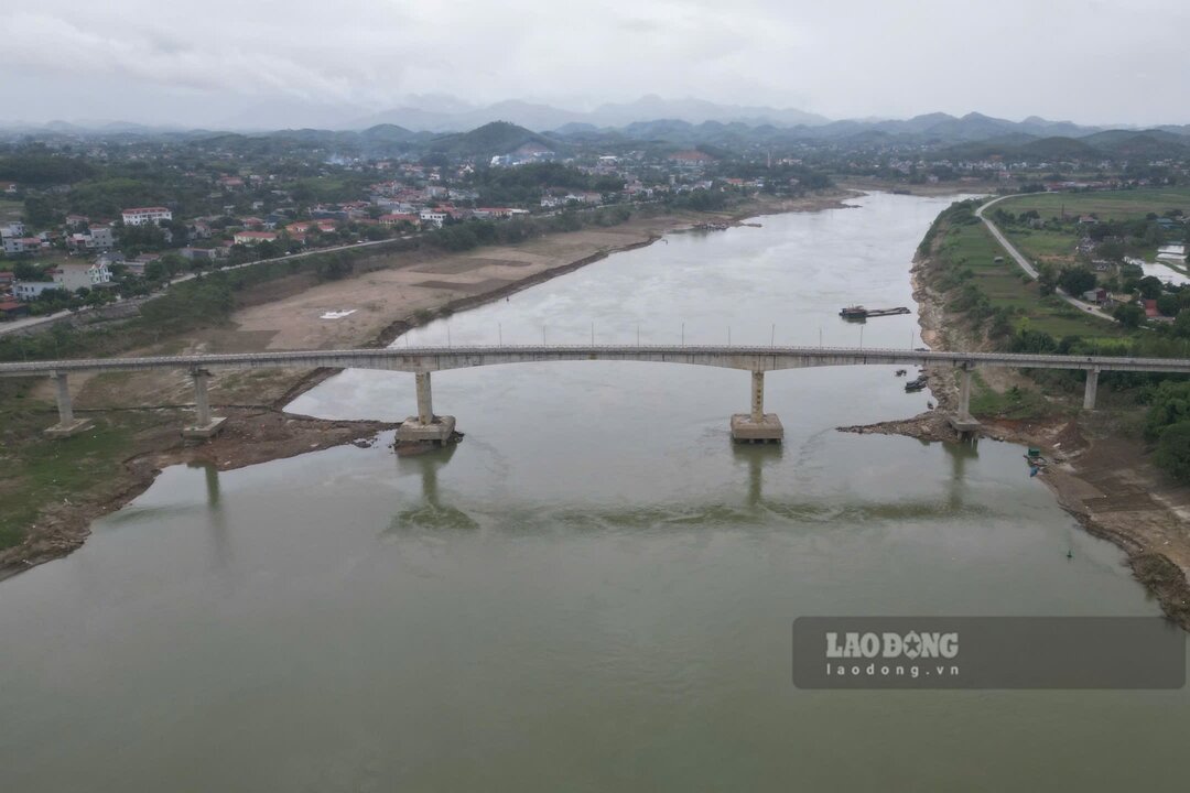 Toàn cảnh cầu sông Lô. Ảnh: Tô Công.