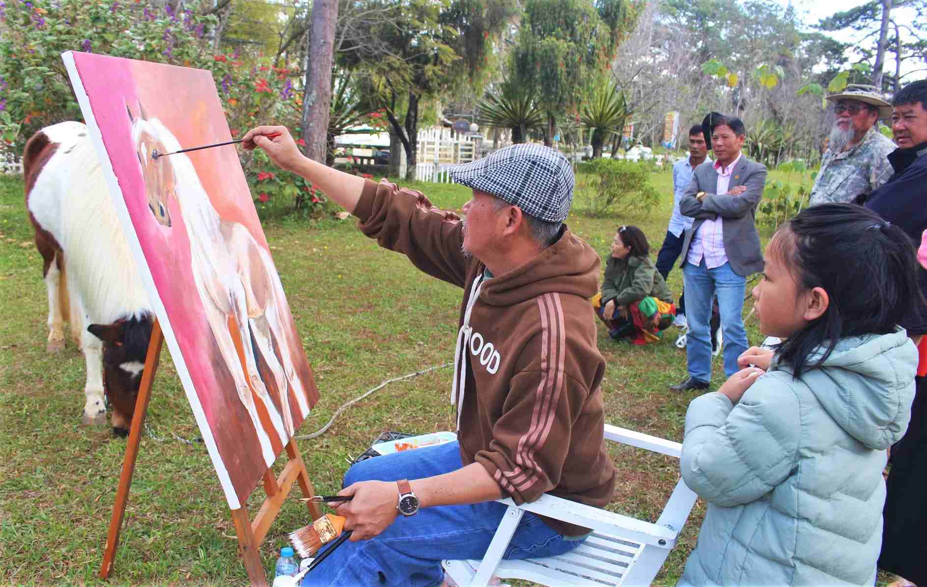 Công chúng thích thú xem họa sĩ Gia Phong vẽ tranh ngựa bằng sơn dầu. Ảnh: Quỳnh Uyển 