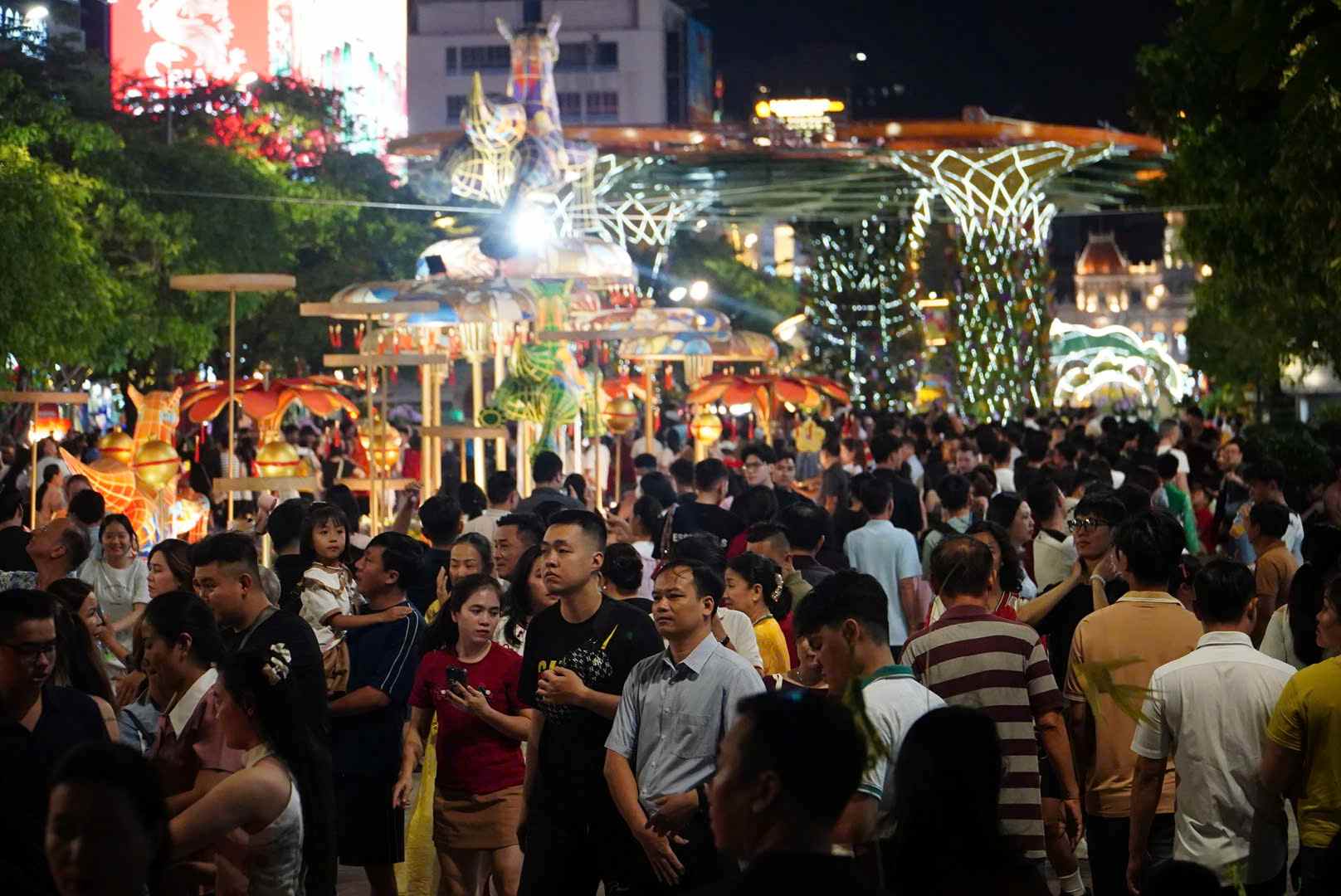 Đông đúc người dân tham quan đường hoa Nguyễn Huệ tối 15.2. Ảnh: Anh Tú