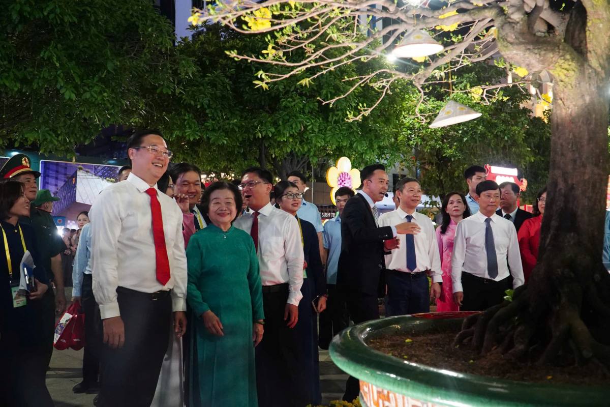 Các đại biểu tham quan đường hoa Nguyễn Huệ. Ảnh: Anh Tú