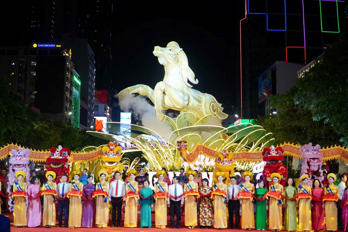 Lãnh đạo cùng cắt băng khai mạc đường hoa Nguyễn Huệ tối 15.2. Ảnh: Anh Tú