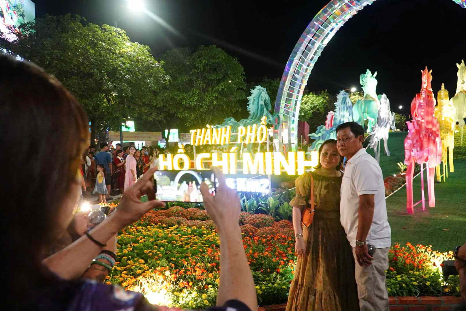 Khánh tham quan cùng lưu lại khoảnh khắc đẹp tại đường hoa. Ảnh: Anh Tú