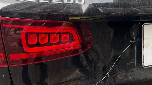 Công an Hà Nội khởi tố vụ đập gương, cào xước xe Mercedes. Ảnh: Đỗ Ngọc