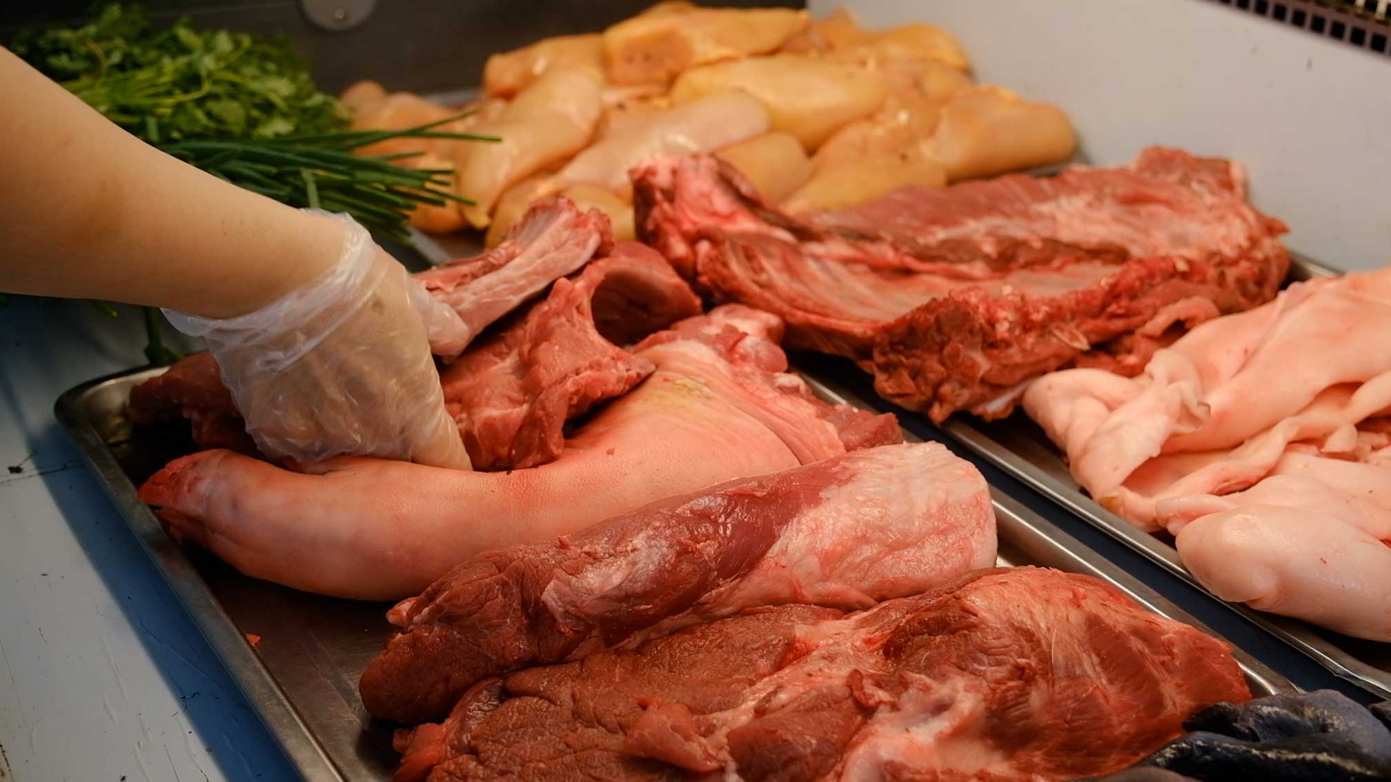 Faced with the sudden increase in pork demand during Tet, businesses and supermarkets in Can Tho are committed to stabilizing prices for consumers.