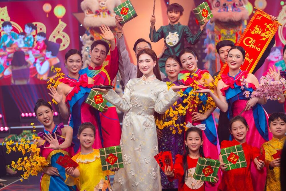 Chương trình có sự tham gia của ca sĩ Hòa Miny và nhiều nghệ sĩ tên tuổi với các tiết mục nghệ thuật đặc sắc. Ảnh: VTV